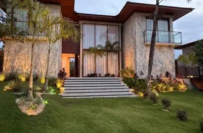 Esta espetacular casa de luxo, recém-construída, combina arquitetura contemporânea, acabamentos de alto padrão e uma atmosfera de puro conforto.