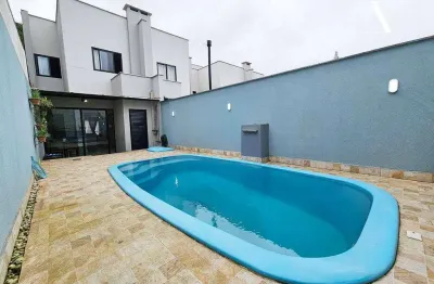 Sobrado triplex com piscina, 03 dormitórios no iririú em joinville!