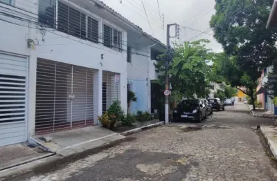 'viva com segurança e conforto: casa espaçosa em condomínio exclusivo no poço da panela'