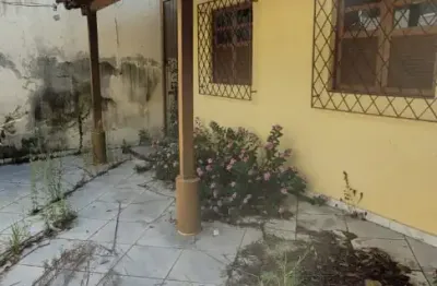 Casa antiga com terreno ótimo — chance de construir ou ampliar