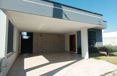 Linda casa térrea em condomínio fechado com 3 dormitórios e 1 suíte