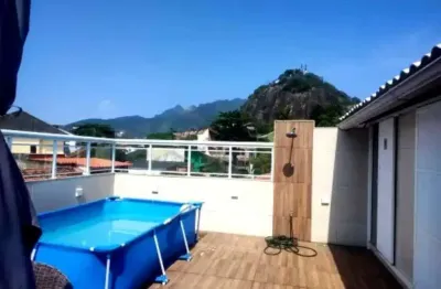 Casa triplex com 4 quartos na freguesia de jacarepaguá.