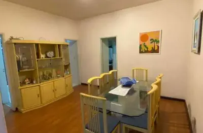 Apartamento com 4 quartos e dependência completa em copacabana.