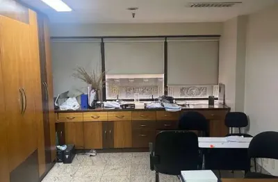 Locação de sala comercial no centro da cidade com 110m²