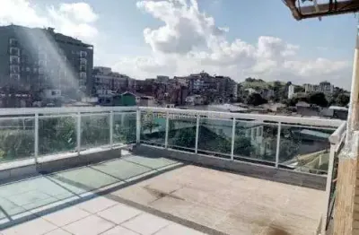 Duas casas independentes com terraço e churrasqueira em vila.