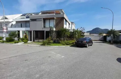 Casa , de alto padrão com 3 suítes no condomínio dream garden.
