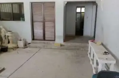 Galpão com 200 metros no costa azul, frente de rua, com terreno de 700,00 m²