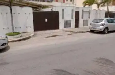 Galpão com 200 metros no costa azul, frente de rua, com terreno de 700,00 m²