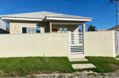 Casa com 2 dormitórios, sendo 1 suíte, em condomínio completo solar dos cantarinos 1, são pedro da aldeia/rj