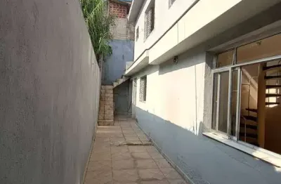 Vende-se sobrado em frente céu agua azul com escritura