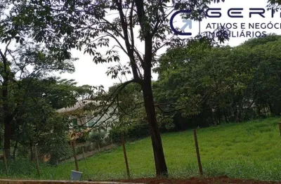Excelente lote, localizado na avenida principal do condomínio!