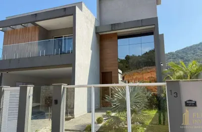 Exclusiva casa de alto padrão | 500m², hidro, energia solar e vista privativa