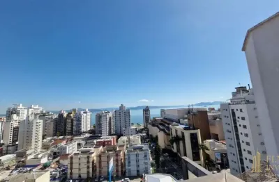 Cobertura com piscina e vista panorâmica para o mar no centro de florianópolis