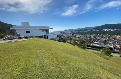 Terreno à venda em condomínio fechado de alto padrão na trindade com vista mar