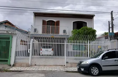 Sobrado à venda, 03 dormitórios sendo 01 suíte, muito bem localizado no bairro jardim maria augusta