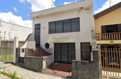 Casa ampla no centro: ideal para moradia ou transformação em ponto comercial com ótima localização