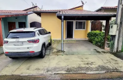 Casa aconchegante em condomínio fechado com 2 quartos, área de churrasco e lazer completo para a fa