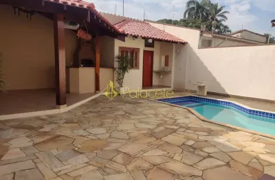 Casa estilo clássico com 3 quartos, piscina, área gourmet, 4 vagas e excelente localização próxima
