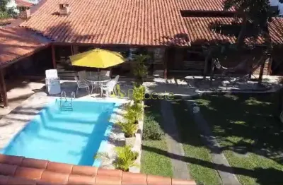 Ampla casa térrea de esquina com piscina e edícula a apenas 50 metros da praia das palmeiras em car