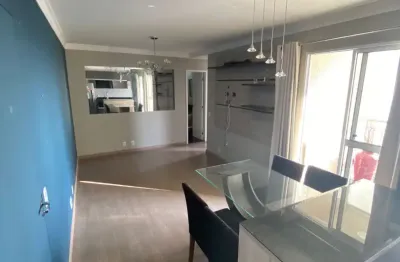 Apartamento mobiliado com dois quartos em um condomínio com lazer completo.