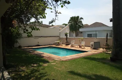 Casa sobrado em condomínio, 04 dormitórios, 02 suíte, 06 banheiros, 02 vagas. alphaville. santana de parnaíba. sp. com piscina!