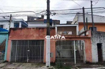 Casa Térrea, sala, cozinha, dois dormitórios, duas vagas, quintal.