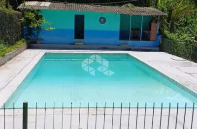 Chácara com 1.600m², piscina, 2 casas e ótima localização!