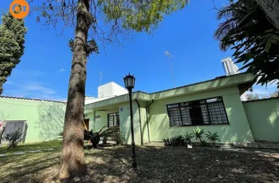 Casa térrea estilo interior  3 dormitórios, 4 banheiros, ampla área verde.
