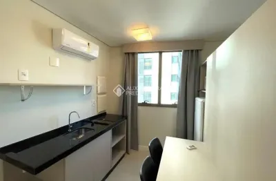 Apartamento com 1 quarto para alugar na rua joão de deus machado, 101, trindade, florianópolis, 22 m2 por r$ 3.496