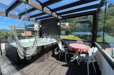 Casa em condomínio fechado com 3 quartos para alugar na rua da capela, 505, campeche, florianópolis, 140 m2 por r$ 13.000