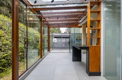 Casa ampla e semi mobiliada em condomínio fechado no bairro abranches