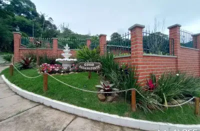 Casa de 2 quartos, mobiliada, ampla varanda e garagem, entrada independente, lugar tranquilo, condomínio com lazer.