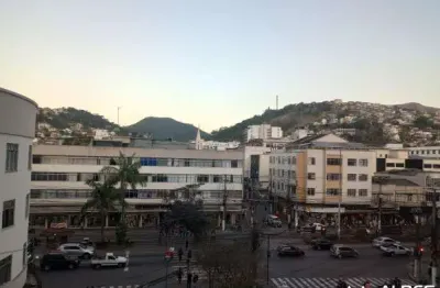 Excelente vaga de garagem, no centro da cidade, junto ao comércio, portaria 24 hs.