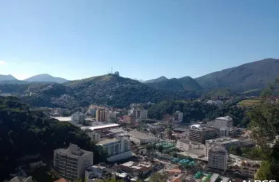 Excelente casa de 2 quartos, reformada, com linda vista da cidade.