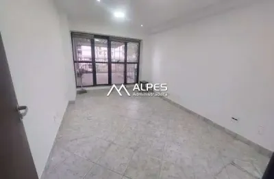 Excelente sala comercial no centro, junto a todo comércio, com 2 elevadores e portaria.