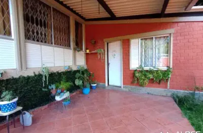 Casa de 2 quartos, mobiliada, ampla varanda, lugar tranquilo, condomínio com lazer e estacionamento.