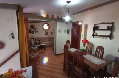 Casa de 2 quartos, mobiliada, ampla varanda, lugar tranquilo, condomínio com lazer e estacionamento.