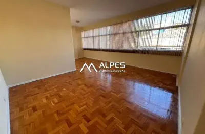Excelente apartamento, com vista livre e ensolarado no centro da cidade. com 3 quartos (1 suíte), ampla sala, área de serviço completa e elevador.