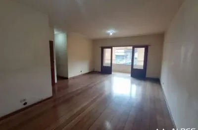 Apartamento estilo casa, de frente, com 2 quartos, varanda fechada, garagem e espaço terrário com jardim.