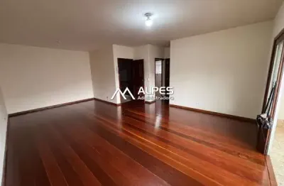 Apartamento estilo casa, de frente, com 2 quartos, varanda fechada, garagem e espaço terrário com jardim.
