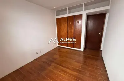 Excelente apartamento conjugado, semi mobiliado, próximo a faculdade, mercados e restaurantes.