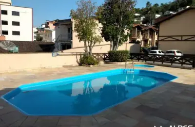 Casa em condomínio de 2 quartos com armários, varanda, condomínio com lazer e estacionamento.