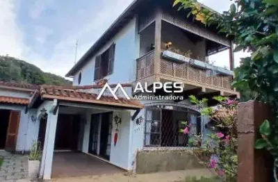 Excelente casa no melhor condomínio de teresópolis, cercado de verde e muita segurança