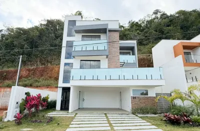 Casa de alto padrão com elevador panorâmico no condomínio pedras alta