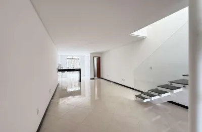 Casa geminada duplex, com 3 quartos (1 suíte com varanda)