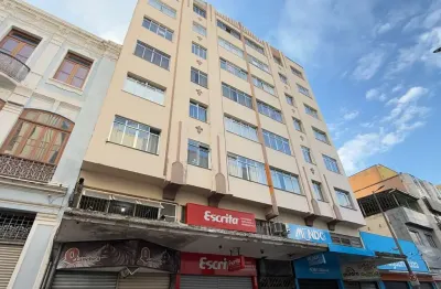 Tradição, conforto e localização estratégica no coração de juiz de fora! apartamento 3 quartos à venda no centro.