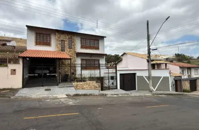 Casa espaçosa e aconchegante à venda no bosque dos pinheiros !
