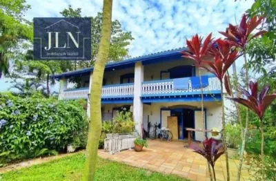 Casa estilo colonial na enseada – 5 dormitórios sendo 3 suítes