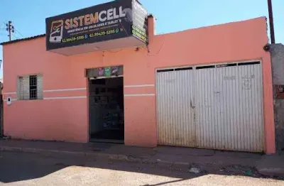 Casa com lote grande e ponto comercial no bairro industrial