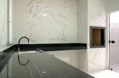 Casa com garagem coberta para 2 carros, moderna e bem localizada próximo a br 153